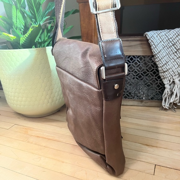 ESPE Vegan Leather Brown Tote, Magnetic flap/zipper closure, see notes below - Picture 8 of 16